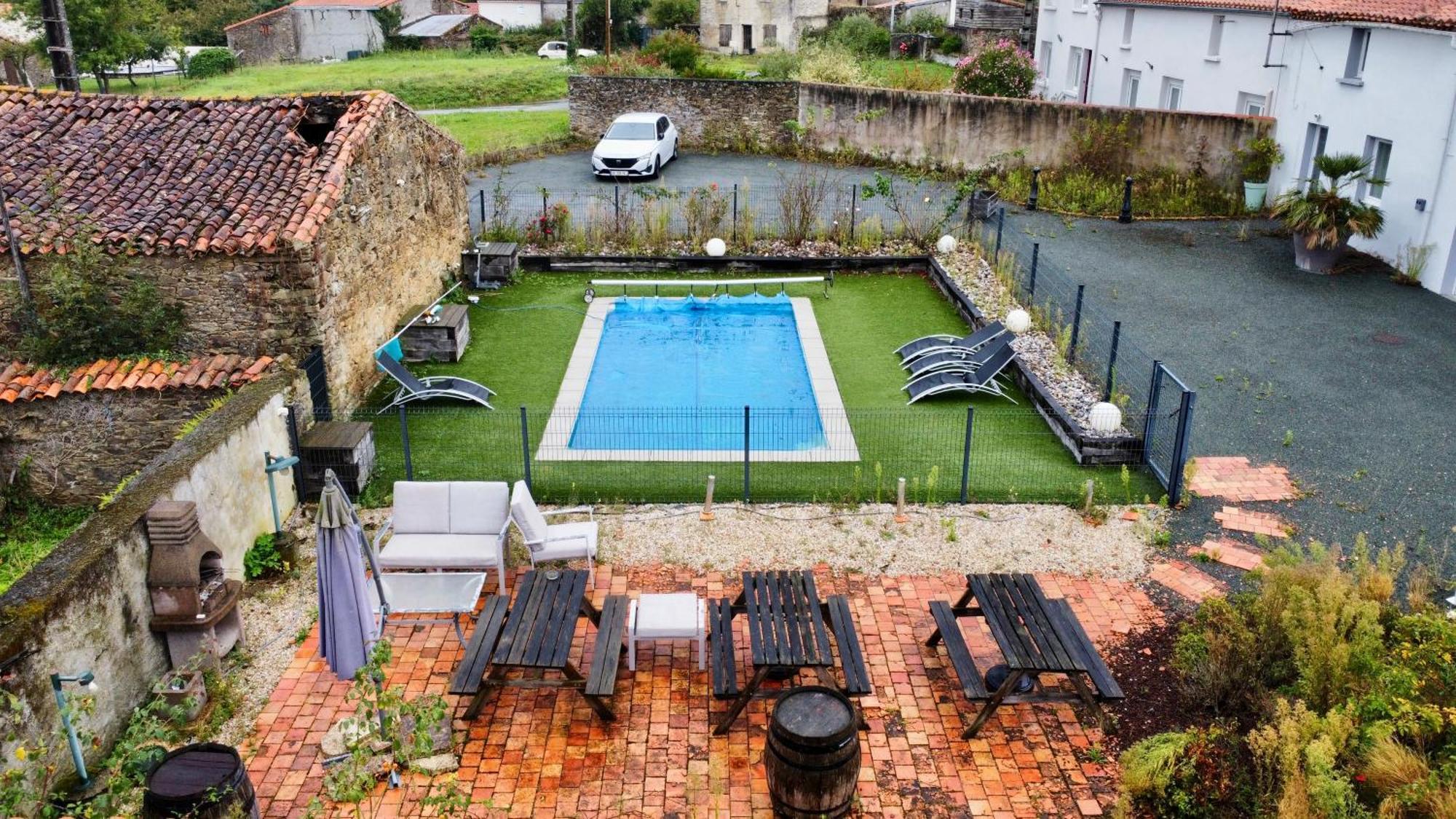 Appartement Domaine Des 5 Roses - Rose Rouge à La Guierche Extérieur photo