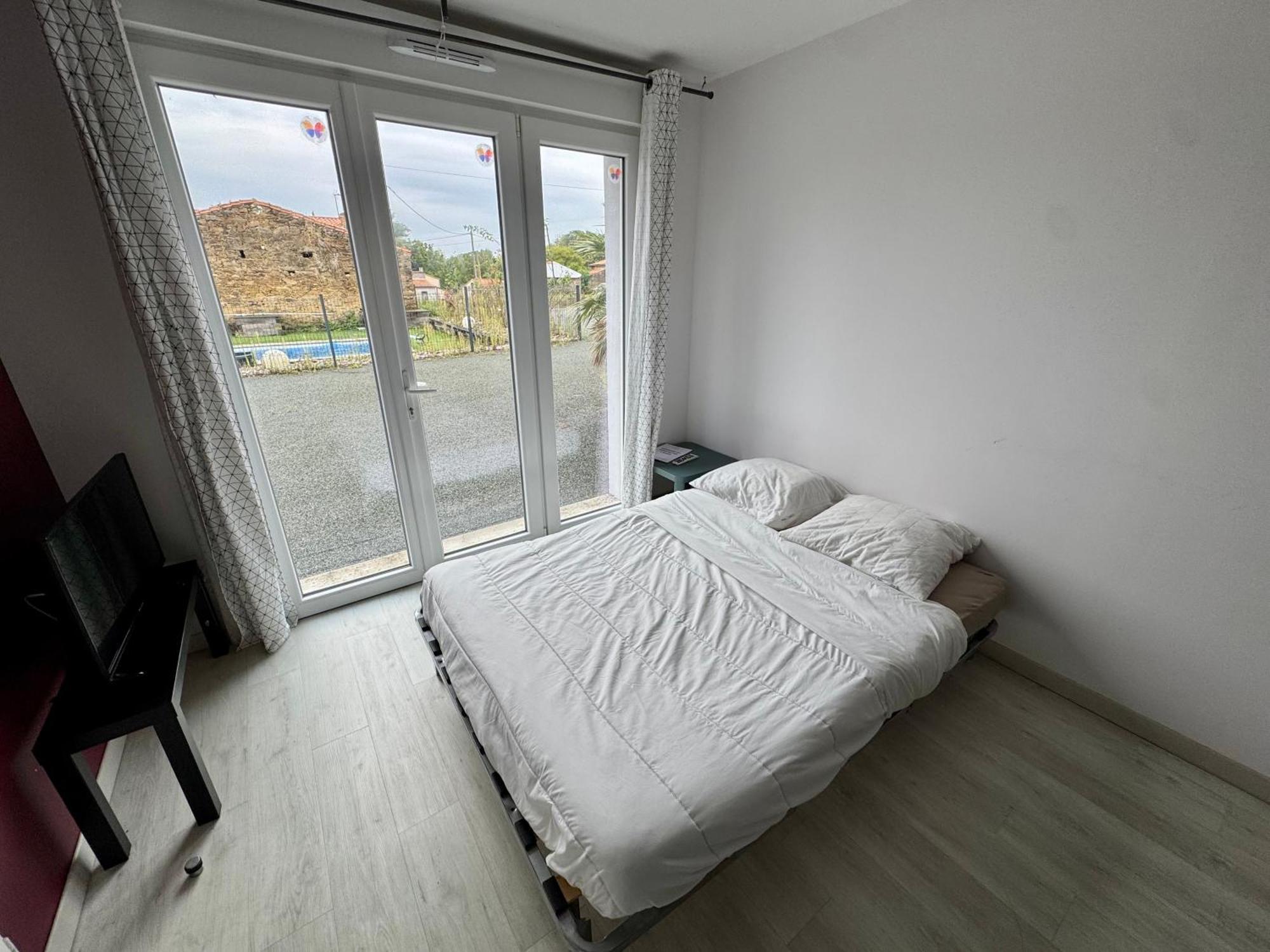Appartement Domaine Des 5 Roses - Rose Rouge à La Guierche Extérieur photo